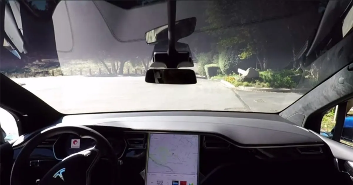 Il nuovo Autopilot di Tesla L8217auto che si guida da sola
