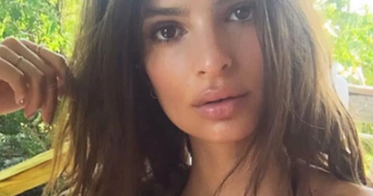 Emily Ratajkowski le sexy cartoline dalle Bahamas