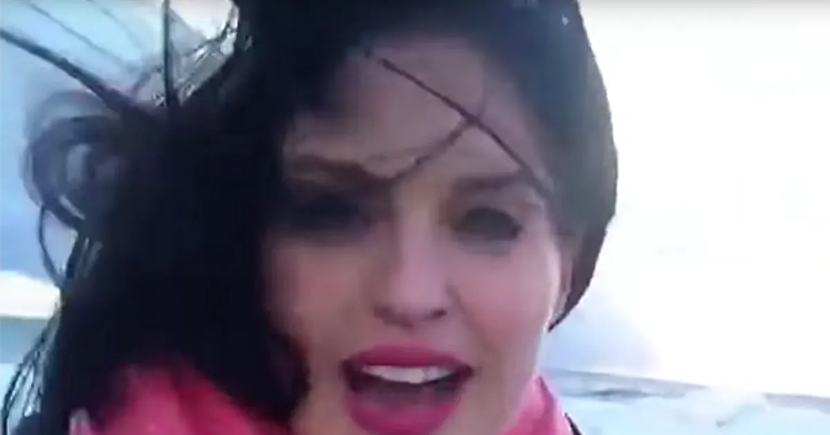 Onda travolge una ragazza che si riprende davanti al mare agitato