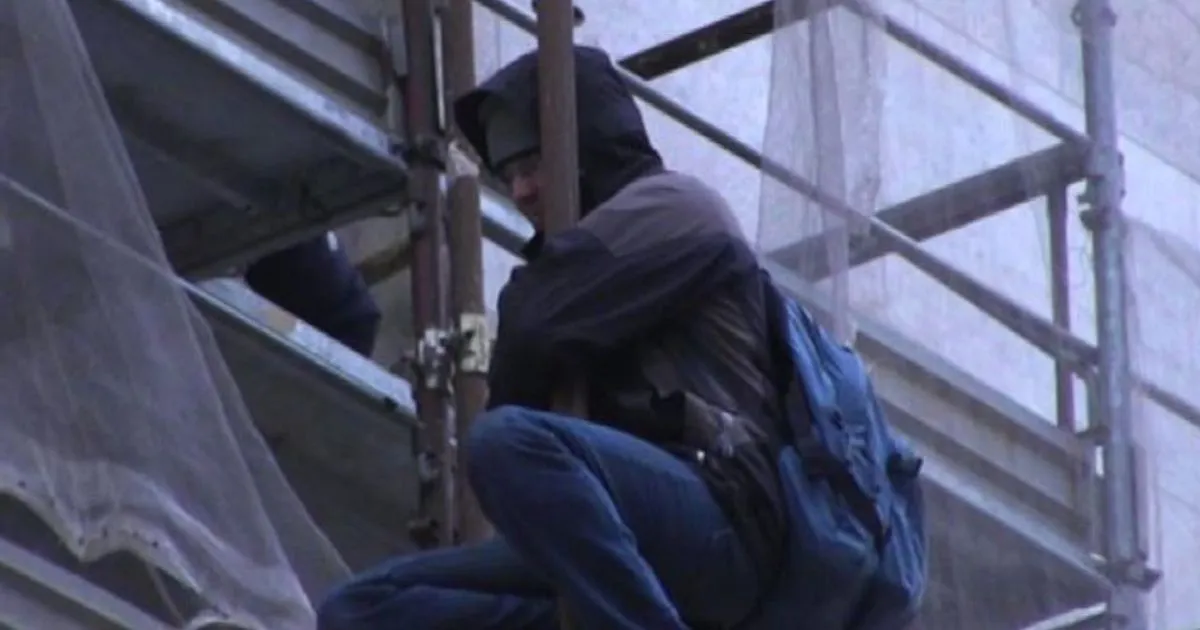 Minaccia di buttarsi dal Tribunale di Milano poi desiste