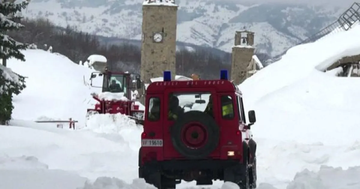 Terremoti i soccorsi ad Amatrice tra le macerie innevate