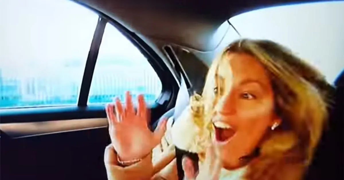 David Coulthard ex pilota Formula 1 si finge tassista