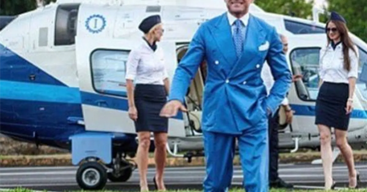 Lapo dopo lo scandalo di NY solo a Portofino e con un cerotto in fronte