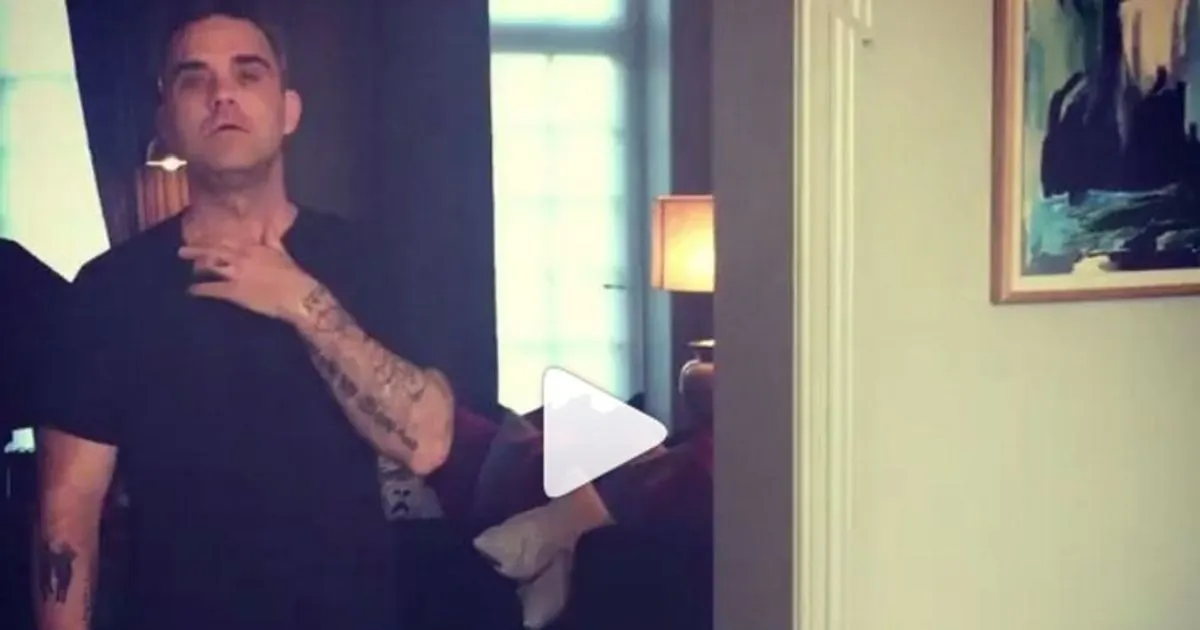 Robbie Williams di nuovo alle prese con una stretta di mano e il disinfettante