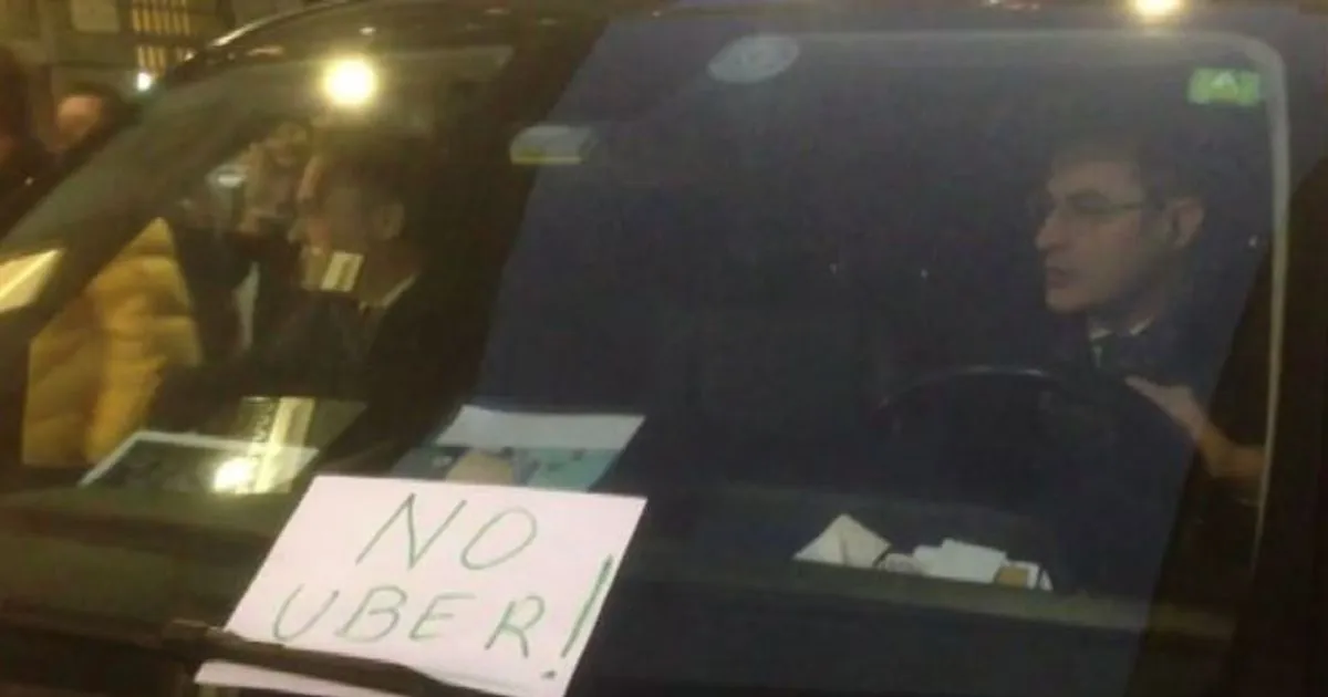 Protesta taxi a Milano corteo spontaneo in Piazza della Scala