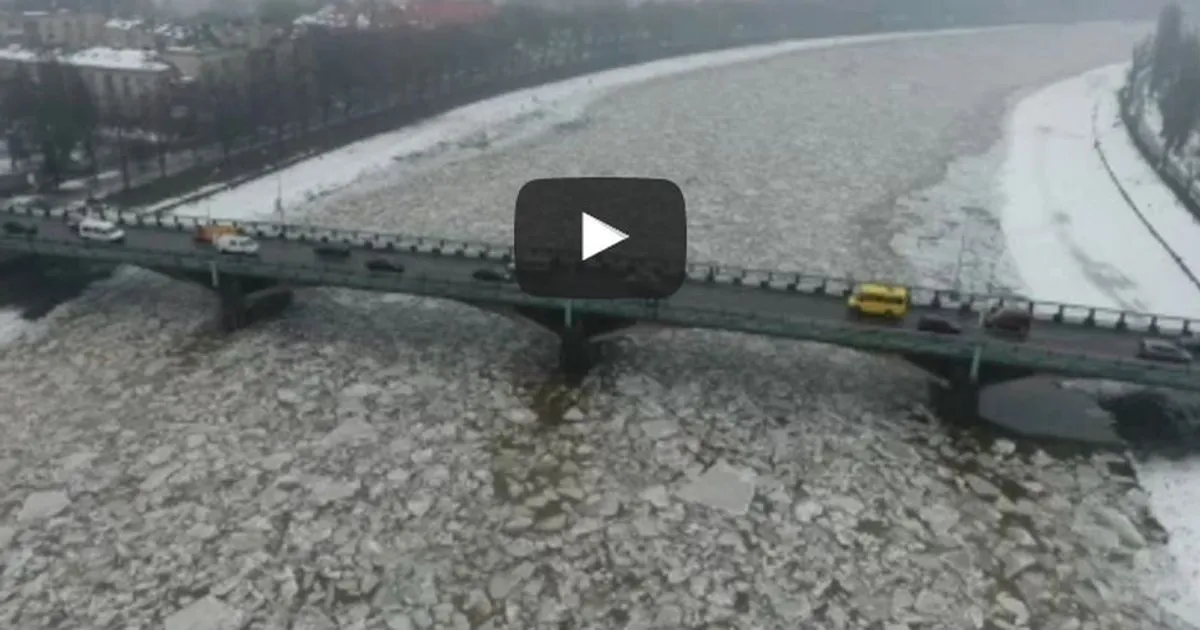 Lastre di ghiaccio scorrono sulle acque del fiume U