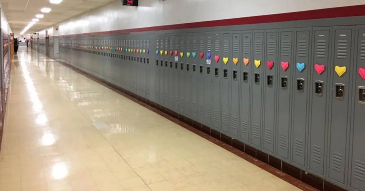 La scuola tappezzata di origami a forma di cuore per San Valentino