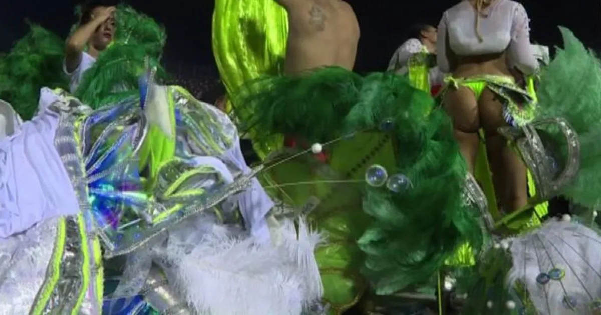 I vestiti del Carnevale di Rio dal sambodromo alla spazzatura