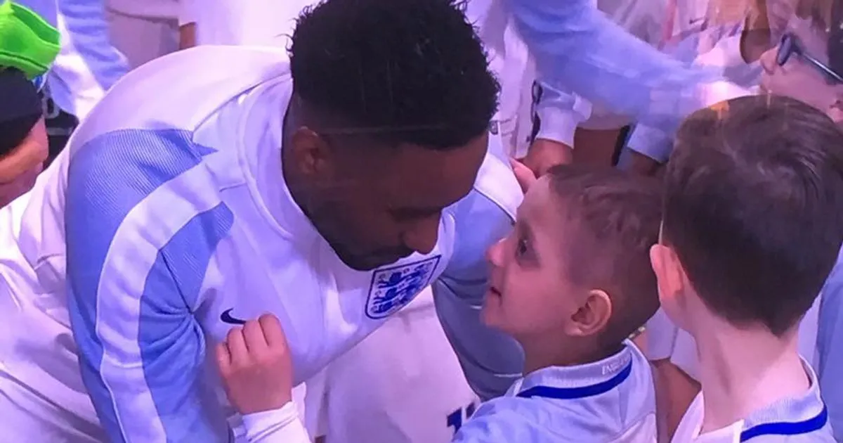 5 anni malato terminale scende in campo a Wembley e abbraccia il suo eroe