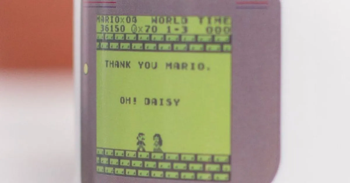 La tazza in stile Game Boy si scalda e si accende Super Mario