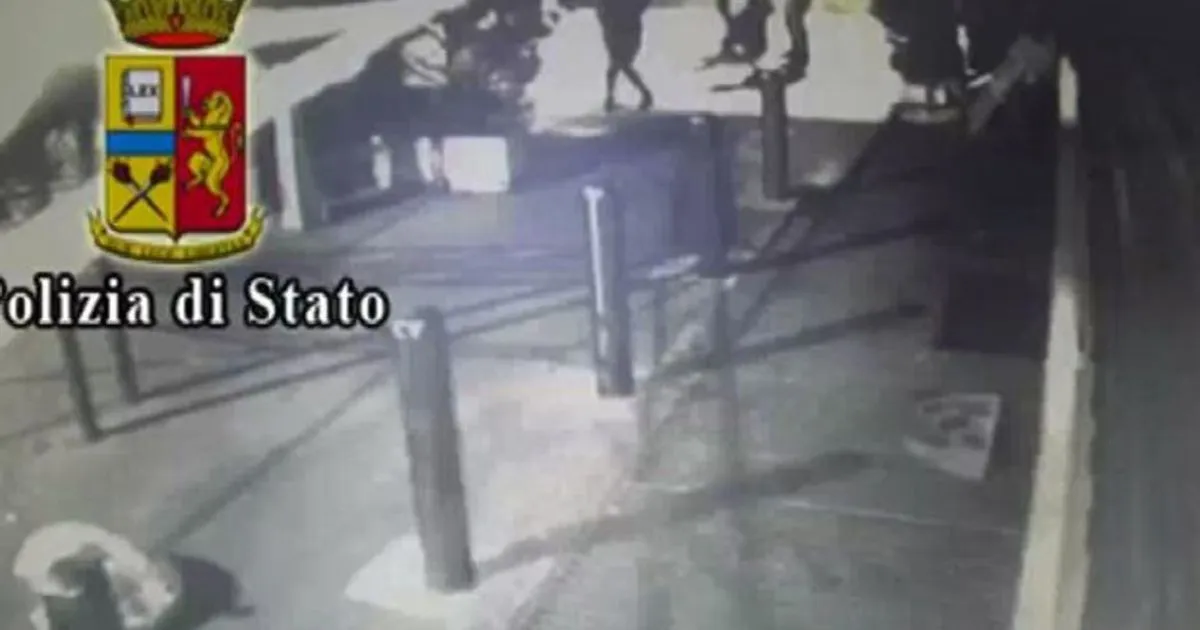 Brescia il video dell8217accoltellamento davanti alla discoteca