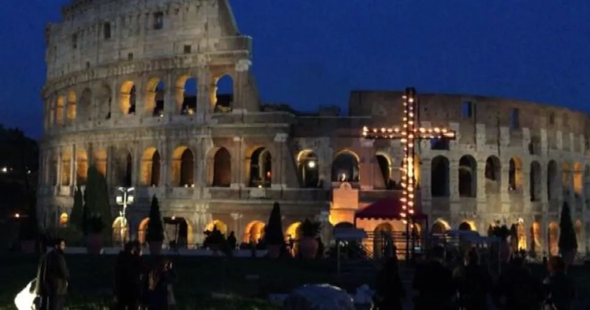 La Via Crucis di Papa Francesco a Roma in 20mila al Colosseo