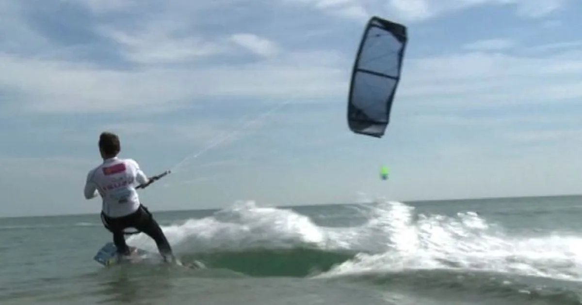 Le acrobazie spettacolari dei campioni di kitesurf in Francia