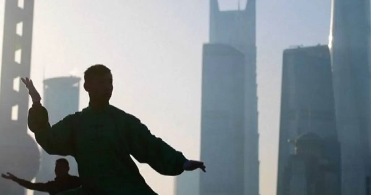 Shanghai sulle rive del Huangpu la danza ritmata del Tai Chi