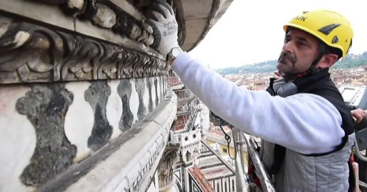 Cosa ci fa un8217autogru di 56 metri davanti al Duomo di Firenze