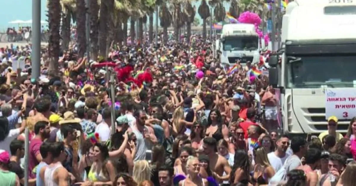 Musica e colori in migliaia al gay pride di Tel Aviv