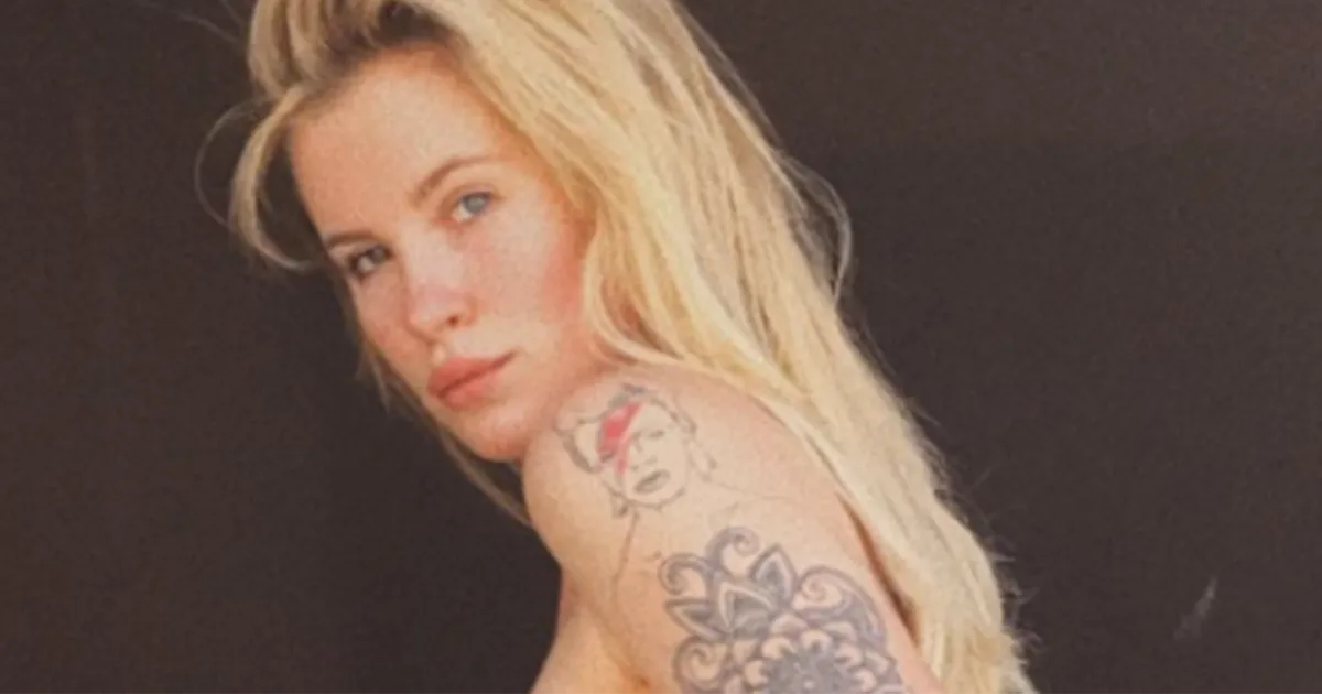 La figlia di Kim Basinger e Alec Baldwin in topless senza alcuna alterazione