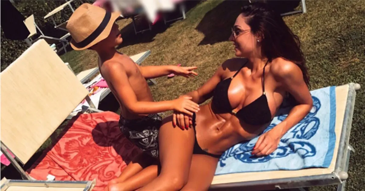 Scatti da migliaia di 8220like8221 per Anna Tatangelo in bikini