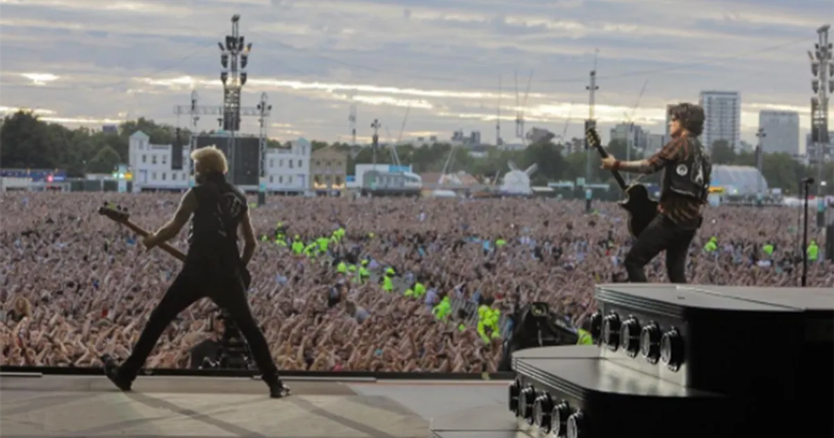 Al concerto dei Green Day brividi la folla canta Bohemian Rapsody