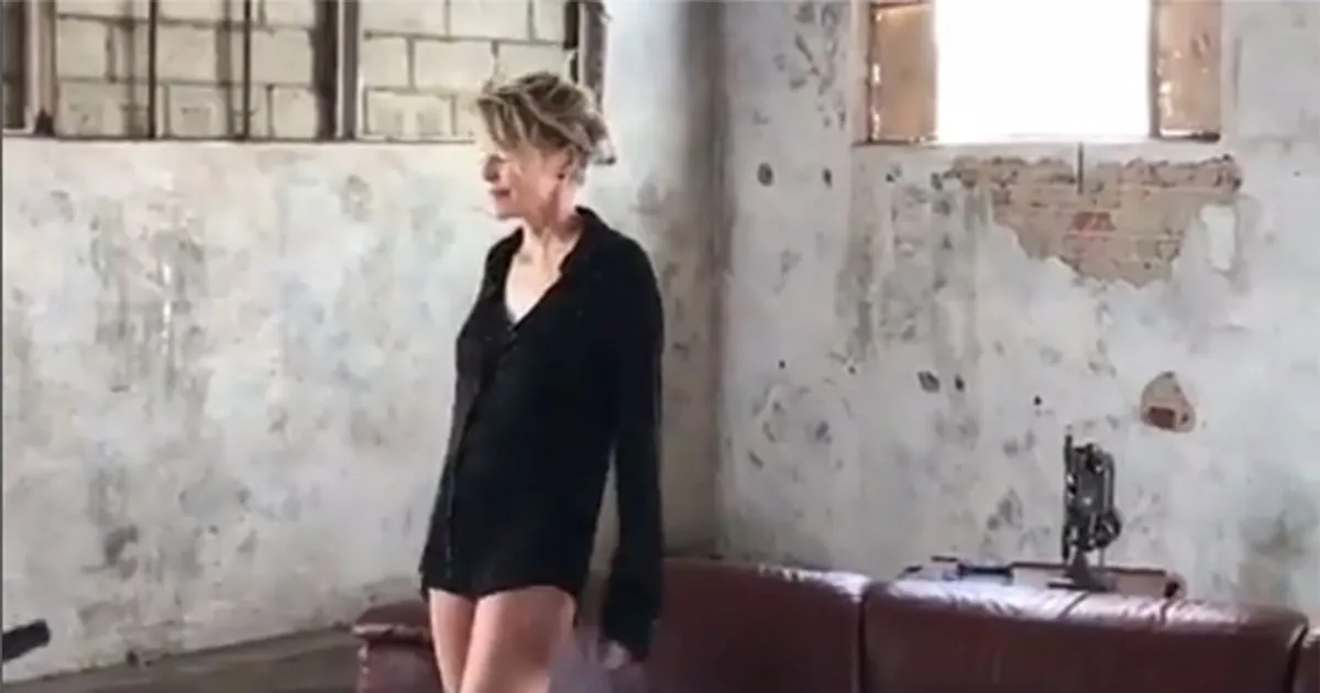 Sharon Stone super sexy a 59 anni in camicia e stivali in pelle