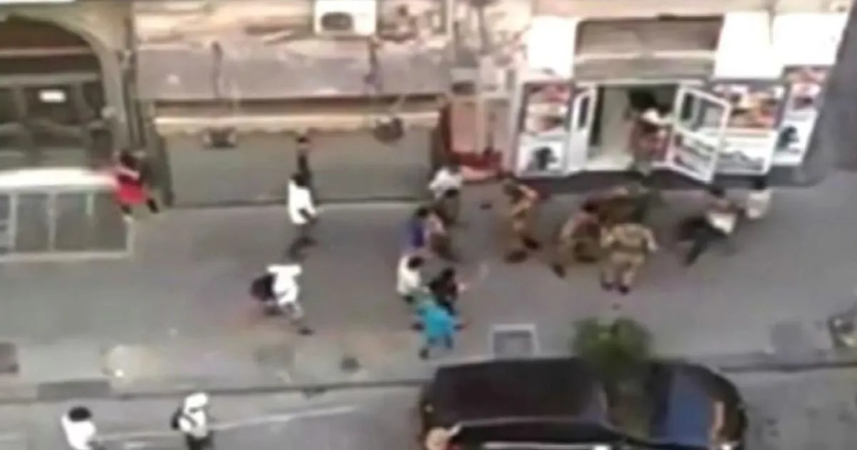 Napoli immigrati circondano i militari per impedire un fermo