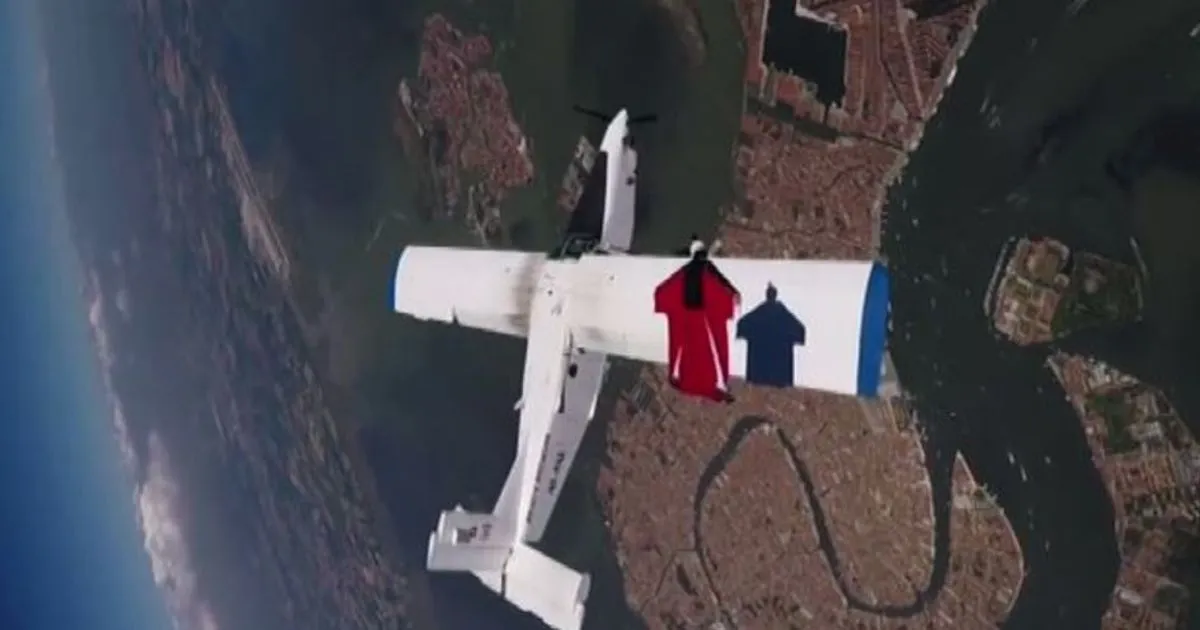 Con la tuta alare in volo in formazione con l8217aereo su Venezia