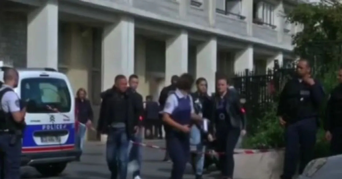 Francia auto travolge soldati a Parigi almeno sei feriti