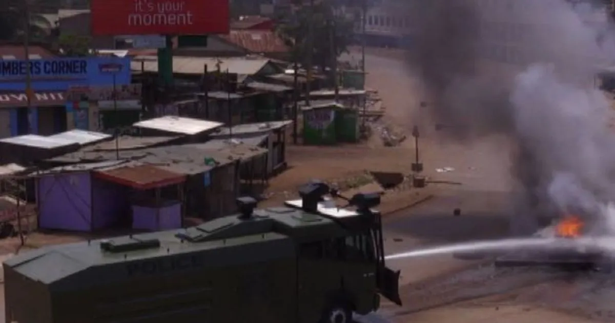 Elezioni Kenya a Kisumu idranti contro i roghi dei manifestanti