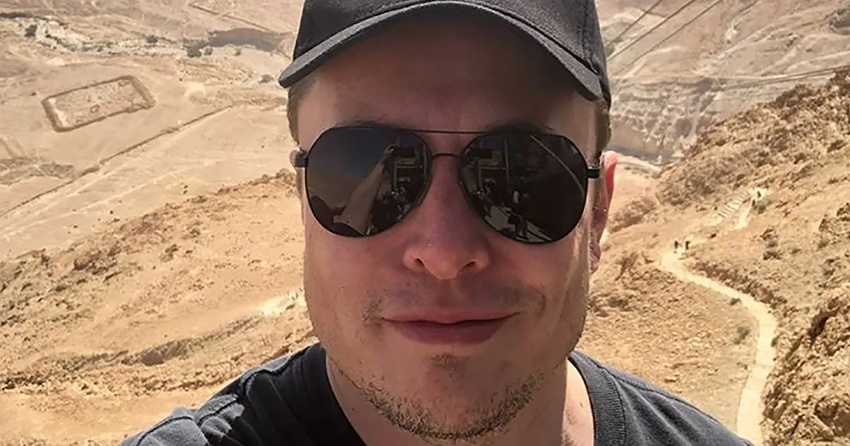 Elon Musk costruir case e piramidi con i Lego