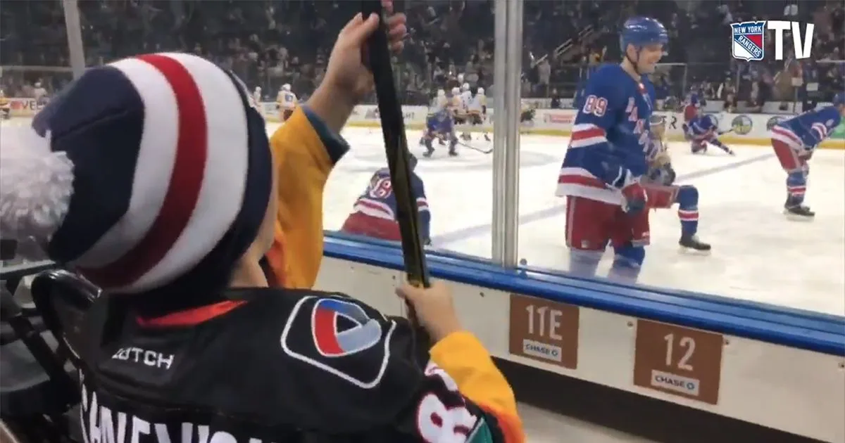 Il regalo del giocatore di hockey fa piangere il bambino