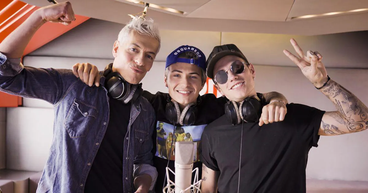 Giovanni Vernia insieme a Benji 038 Fede cantano Buona Fortuna ma per i nonni