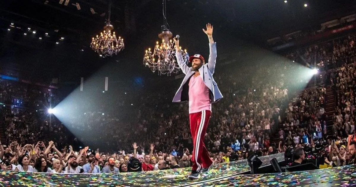 I lampadari del tour di Jovanotti vanno all8217asta per beneficenza