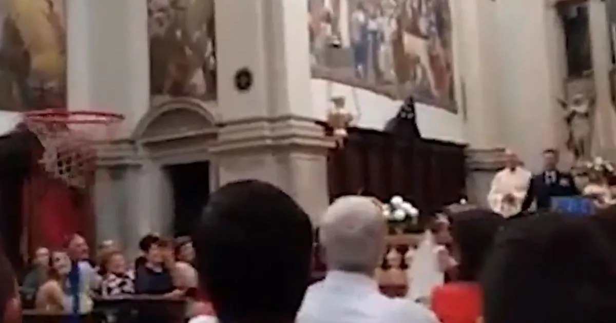 8220Fai canestro e il matrimonio andr bene8221 il prete sfida lo sposo in chiesa e lui segna