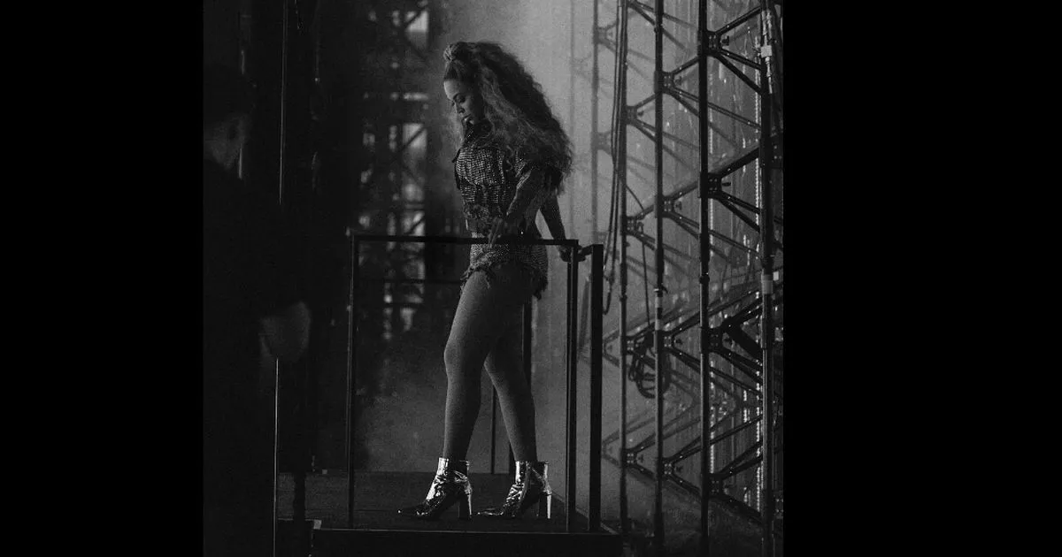 Beyonc il palco si rompe durante il concerto e lei se la cava cos