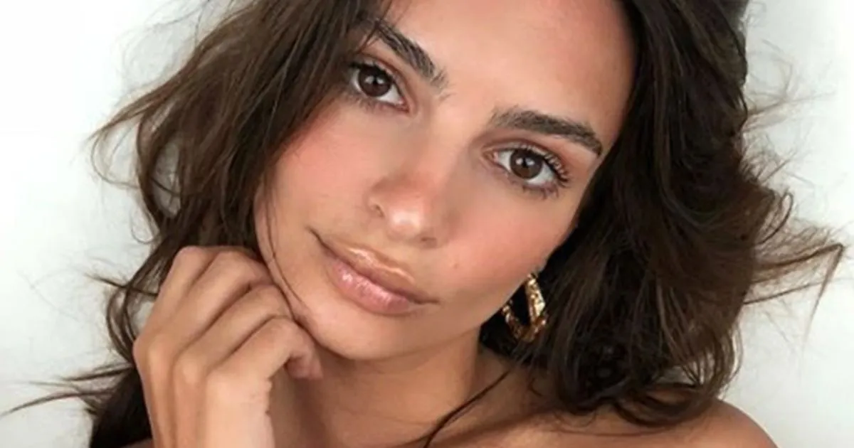 Emily Ratajkowski la foto in topless da capogiro