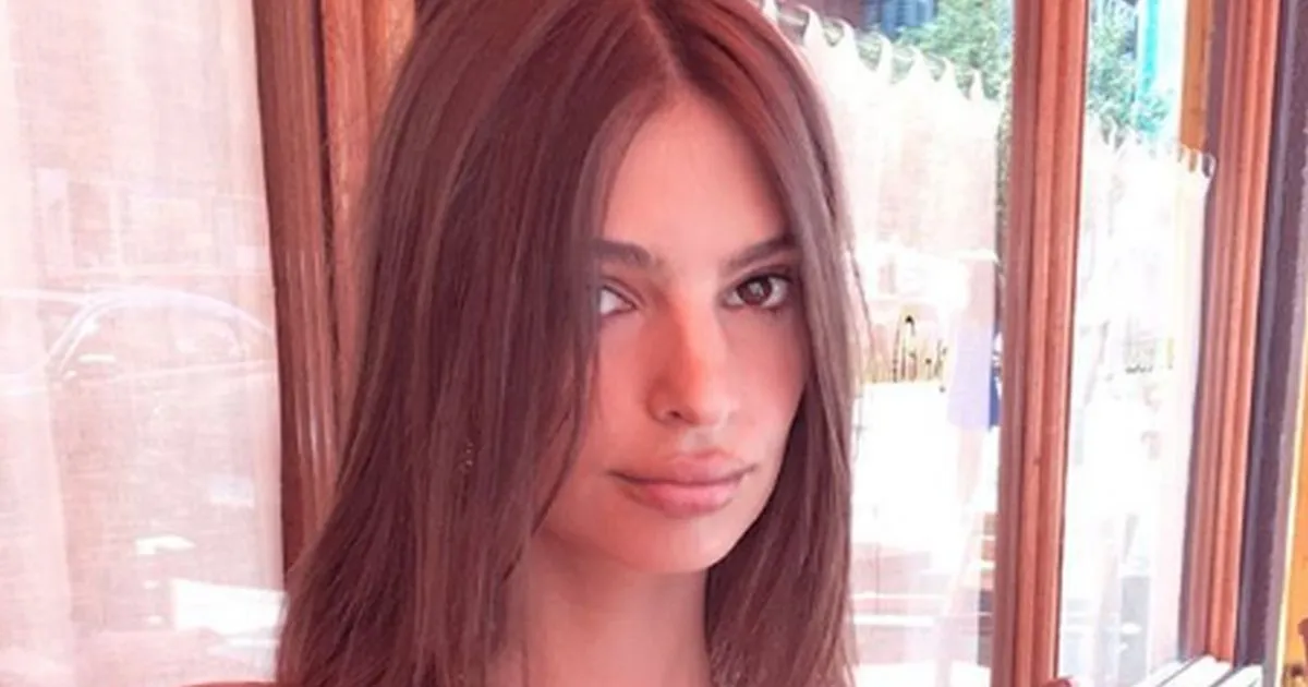 Emily Ratajkowski con la maglia della Roma