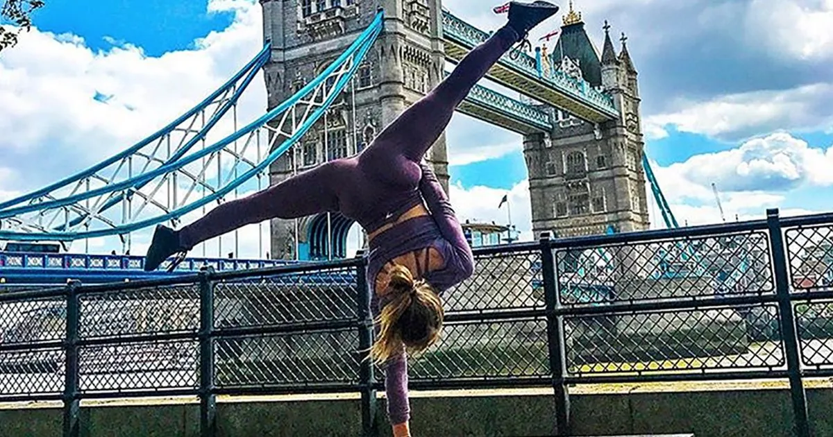 La fitness influencer fa un8217entrata in spiaggia da vera campionessa