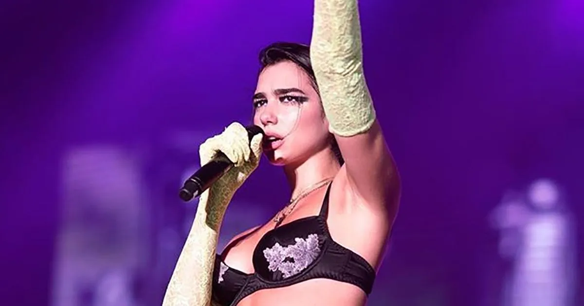 Dua Lipa in lacrime durante il concerto
