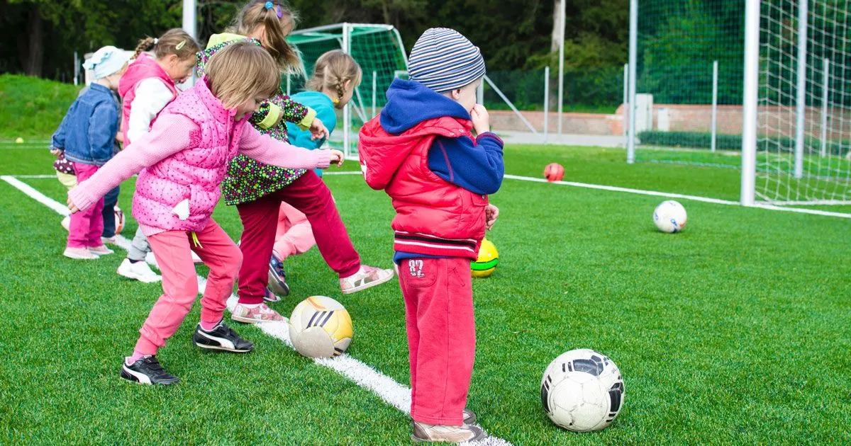 Il pap eroe che aiuta il figlio a parare il rigore un video esilarante