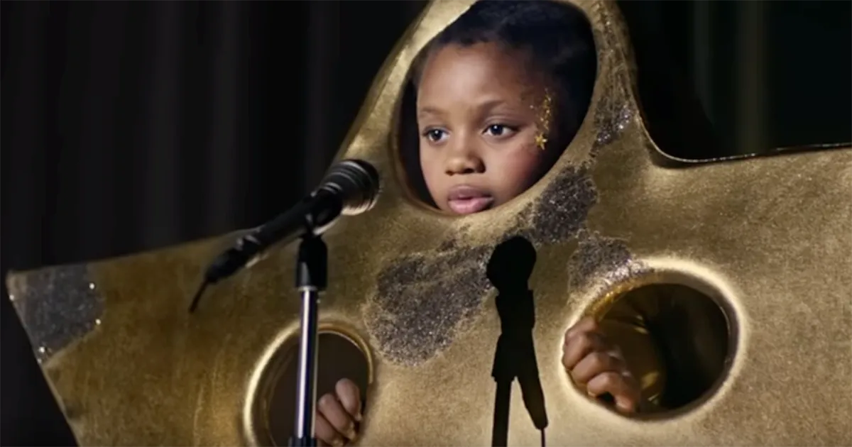 La recita di Natale dei bambini parte grazie allo sguardo d8217incoraggiamento della mamma