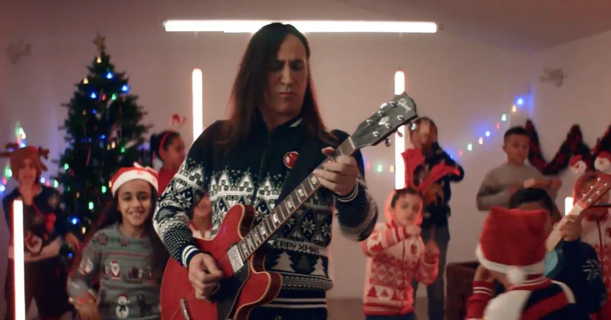 Manuel Agnelli pi natalizio che mai suona Jingle Bells rock in mezzo ai bambini