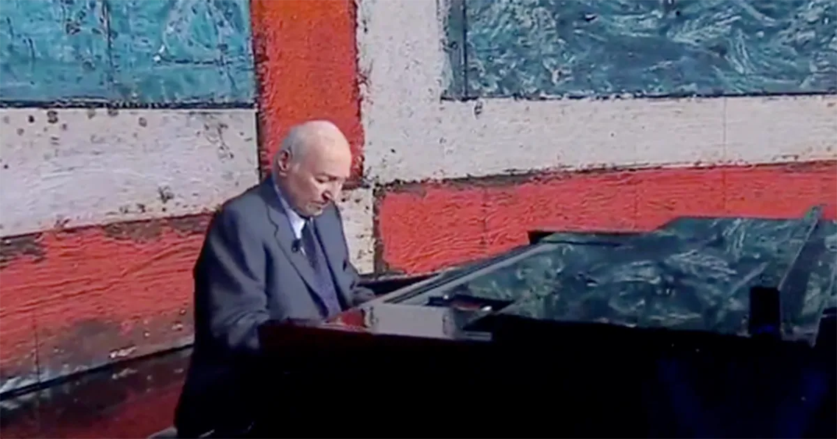 Piero Angela a quasi 90 anni suona 8220As Time goes by8221 in diretta tv