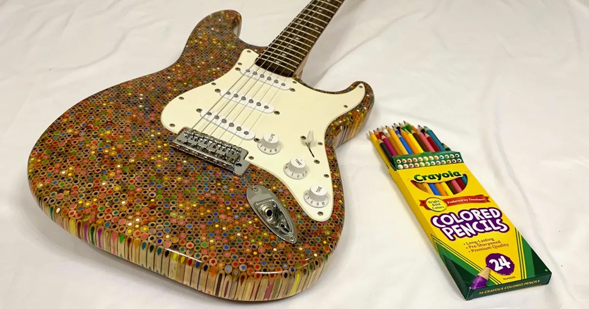 Questa bellissima Stratocaster  fatta di matite colorate