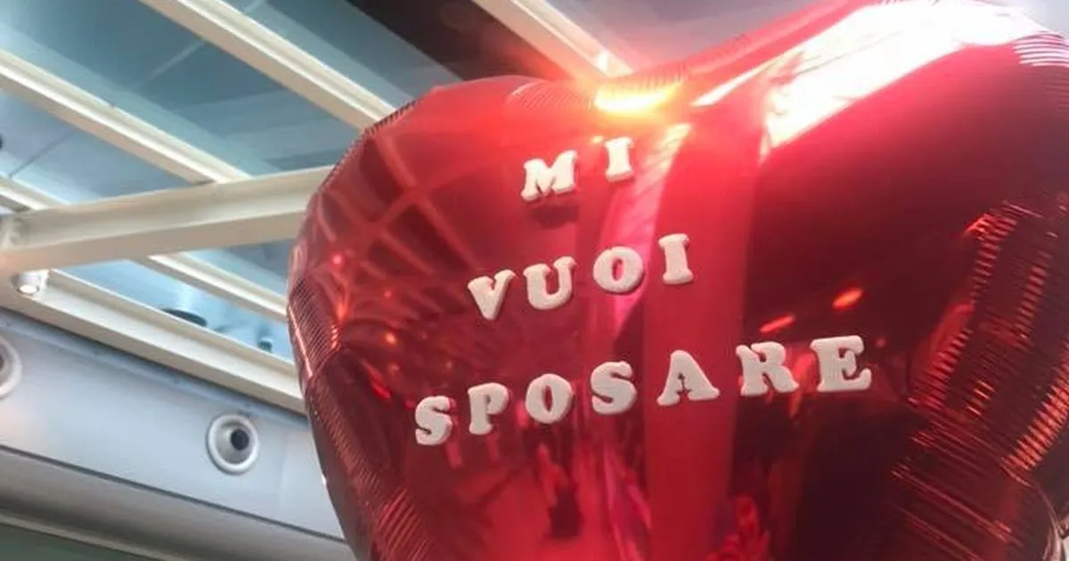 La attende all8217aeroporto con un palloncino 8220Mi vuoi sposare8221 ma lei fugge