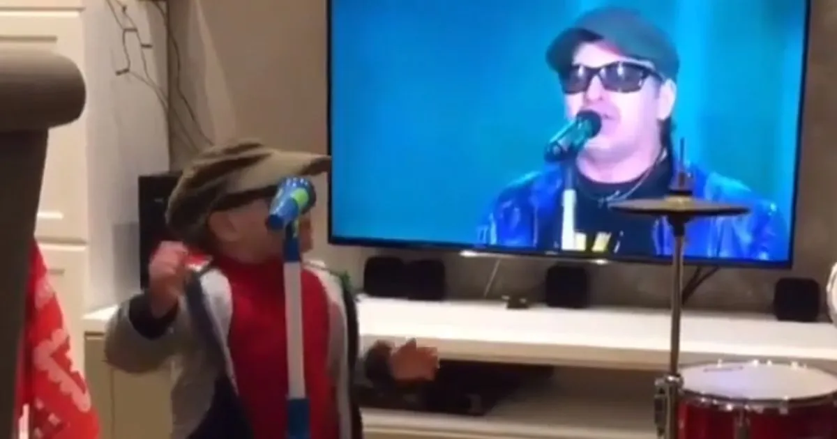 Un piccolo fan di Vasco si esibisce sui social  uguale al Kom