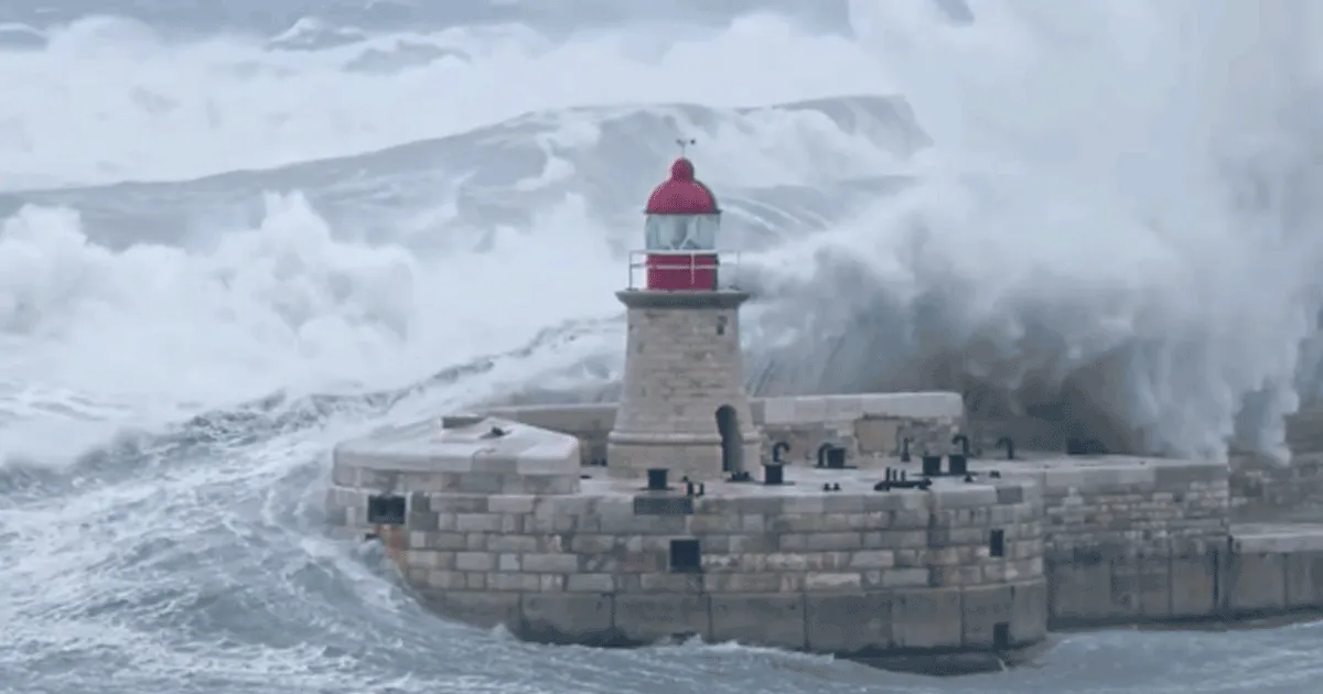 Unonda gigante travolge il faro di Malta ecco il video