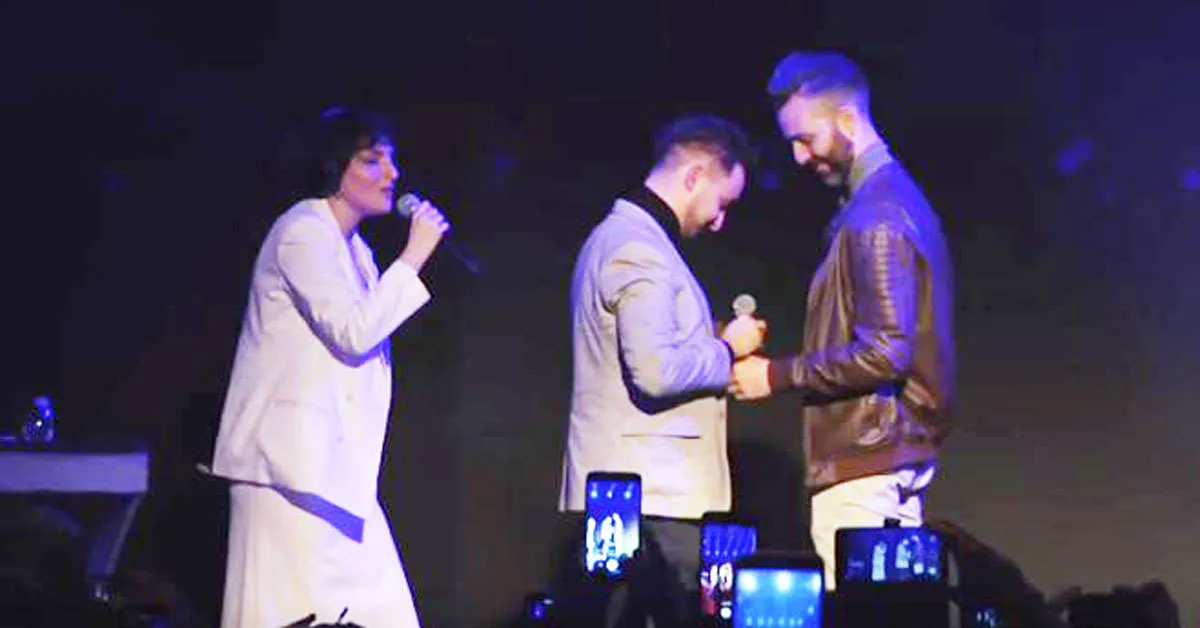 Proposta di matrimonio sul palco di Arisa lei canta per loro