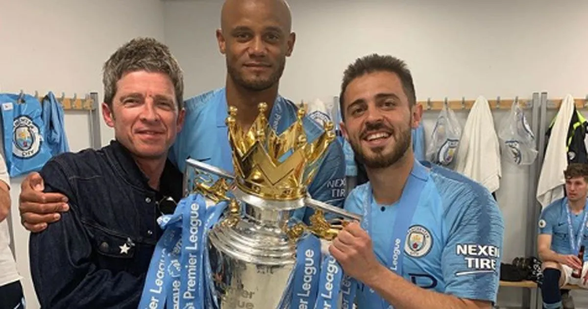 Noel Gallagher canta Wonderwall insieme al Manchester City
