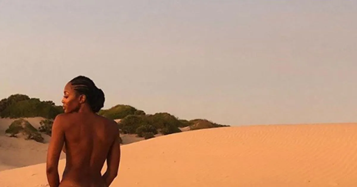 Naomi Campbell nuda nel deserto la foto su Instagram