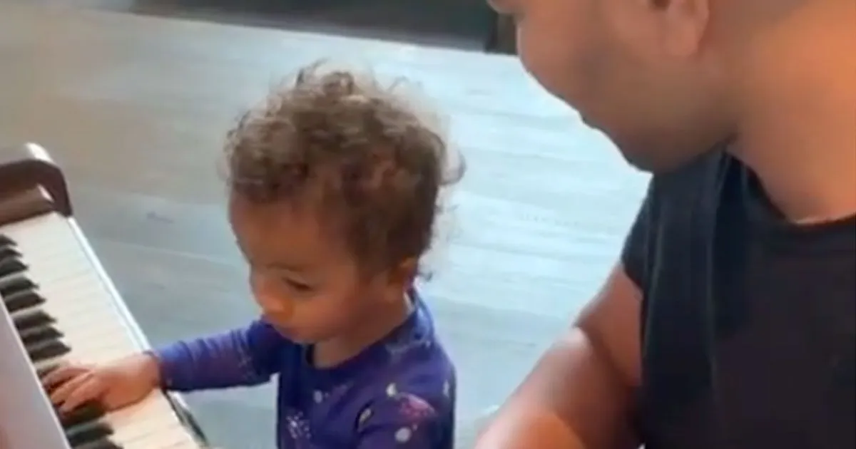 John Legend suona il piano con il figlio ed  un incanto